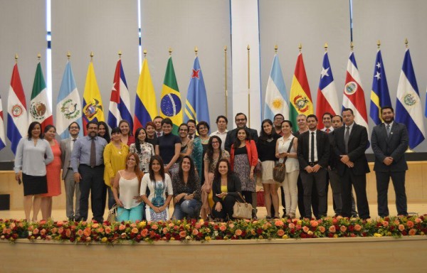 Senadores y asesores, luego del debate.