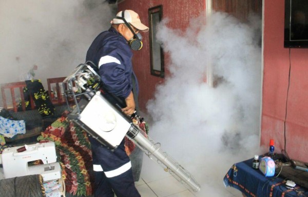 El MINSA realiza fumigación en horas de la noche.