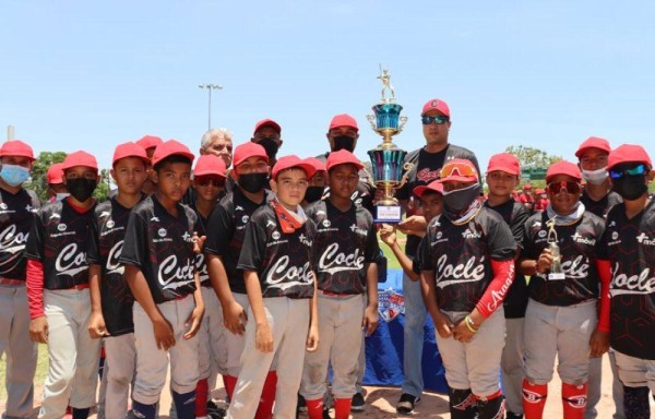 El equipo de Coclé con su trofeo de subcampeón nacional de la categoría, después de la final.