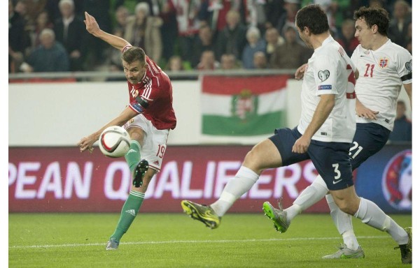 Tamas Priskin (i) marcó el primer gol del partido para el conjunto húngaro.
