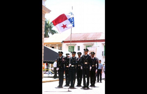 Escoltas del Instituto América con la tricolor.