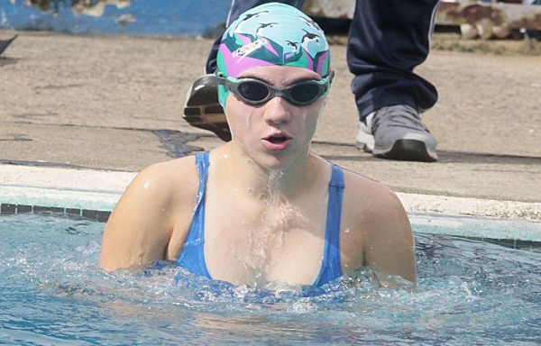La joven pertenece al Club de Natación Delfines Azules.
