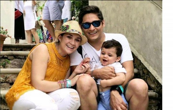 Junto a su esposa e hijo de un año.