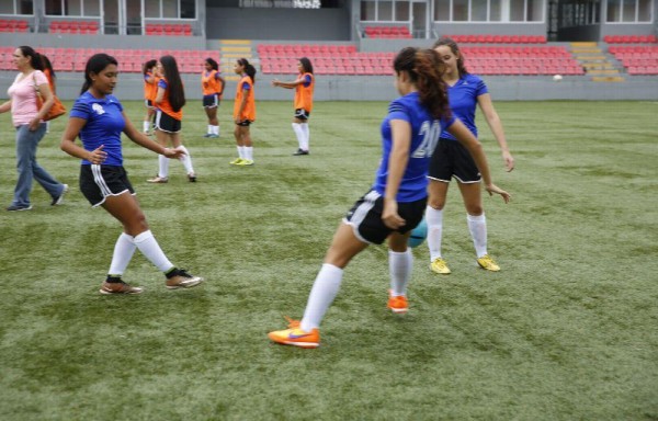 Las muchachas, practicando el toque de balón en el estadio Maracaná de El Chorrillo.