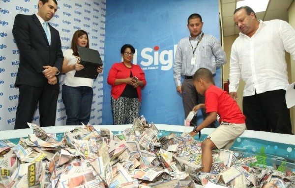 El niño Isaac García, de 6 años, fue quien le llevó la suerte a los lectores de El Siglo.