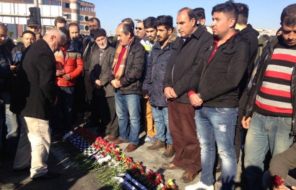 Personas recuerdan a las víctimas de los ataques en Estambul, Turquía.