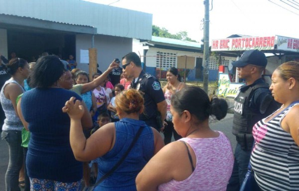 Hace una semana los padres cerraron la vía frente al plantel.