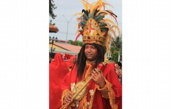Lucido desfile de danzas en Parita