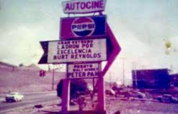 Entrada al autocine que estaba en la Tumba Muerto (avenida Ricardo J. Alfaro) y vista del autocine Pacific, que hoy es la Cinta Costera
