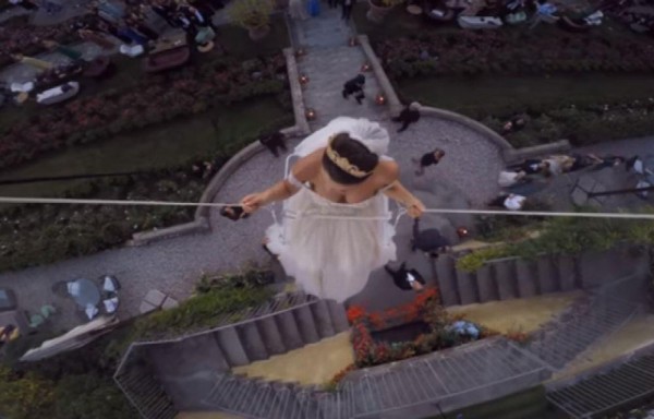 Cayó desde el cielo en su boda