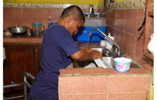 Nicolás Urieta, el hombre que aprende a caminar a sus 50 años 