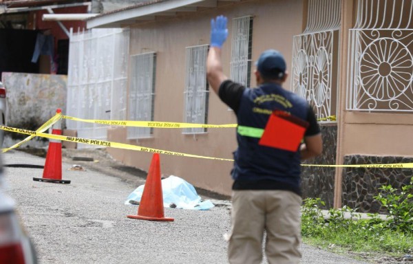 Sacó a pasear a su perro, se enredó con la cadena, cayó y murió