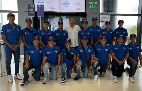 REPRESENTANTES | Peloteros Chiricanos representaran a Panamá en el torneo Copa de Oro Baseball de las Américas que se realiza en República Dominicana, que arrancó ayer y se extenderá hasta el 6 de Noviembre. Los jugadores están acompañados de su instructor Raul Araúz.