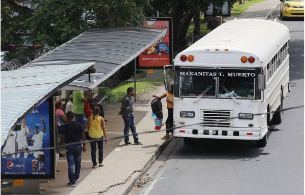Tanto buses ‘coasters' como diablos rojos reinan en la ruta de Las Manañitas.
