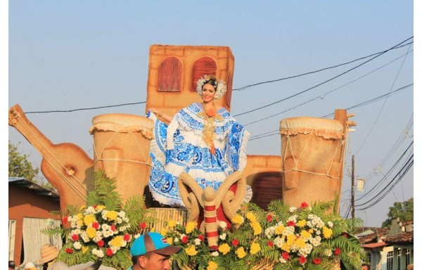 La reina de la Caña de Azúcar 2016, Lía Madrid, mostró su alegría.