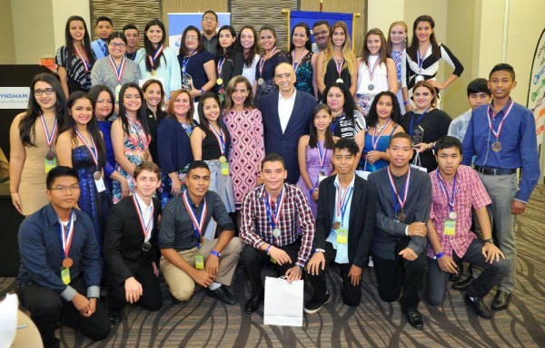 Premian a jóvenes en feria científica