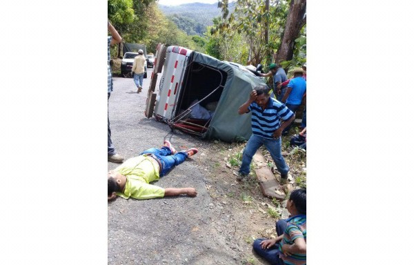 El vehículo chocó contra un árbol y eso ocasionó la tragedia.