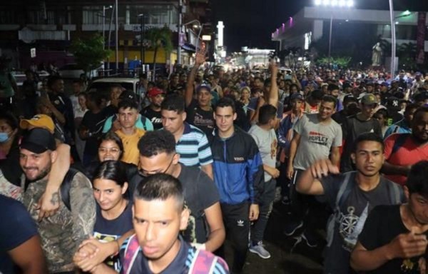 Siguen las protestas por la medida adoptada por Joe Biden.