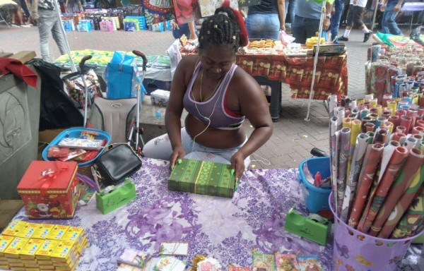 Se ganan la vida forrando regalos