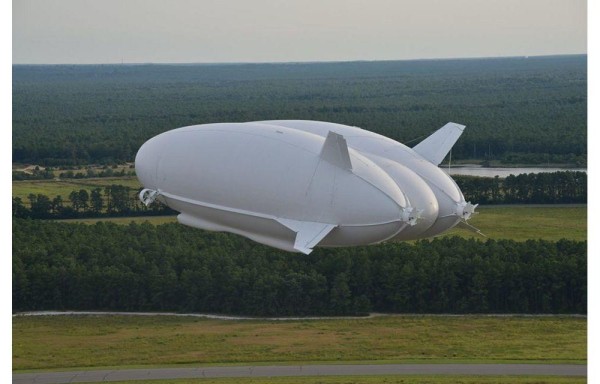 El ‘Airlander 10' sobrevolando la campiña británica.