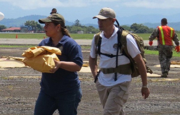 Fiscales cargan los restos encontrados hacia el laboratorio de análisis .