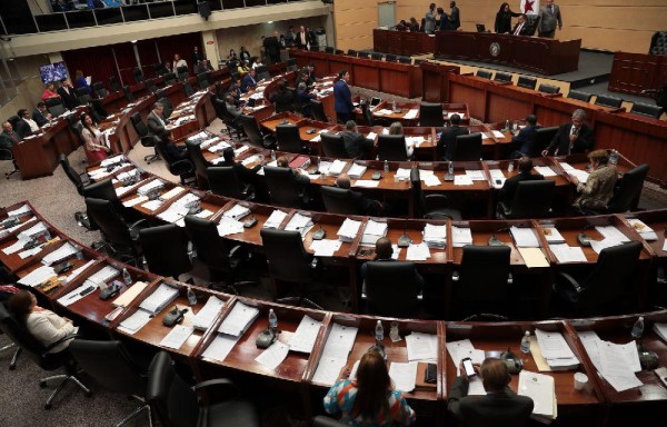 Gremios alegan que han esperado 30 meses.