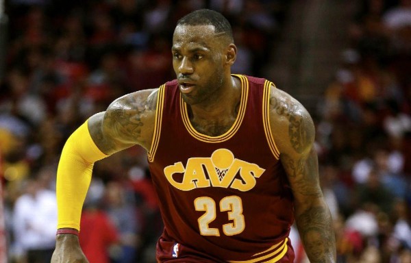 Lebron James anotó 27 puntos y recogió 10 rebotes.