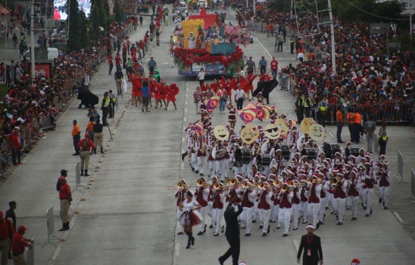 Bandas musicales alegraron la velada con sus llamativas tonadas.