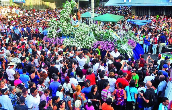 Este año el acto religioso se celebra por televisión e internet para el mundo.