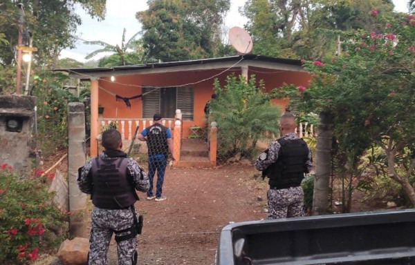 Una de las casas allanadas por las autoridades en busca de ‘Tom'