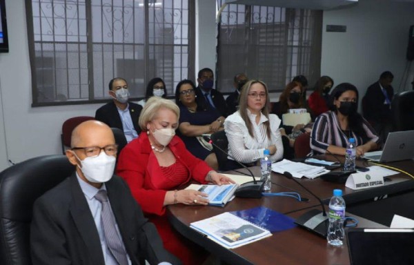 También admitió que su hija es la dueña de la Universidad Iberoamericana con la que hizo 8 contratos.