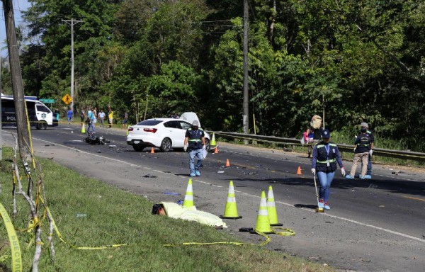 El choque partió en dos la moto de Eric, la cual del fuerte impacto voló unos 100 metros antes de morir.