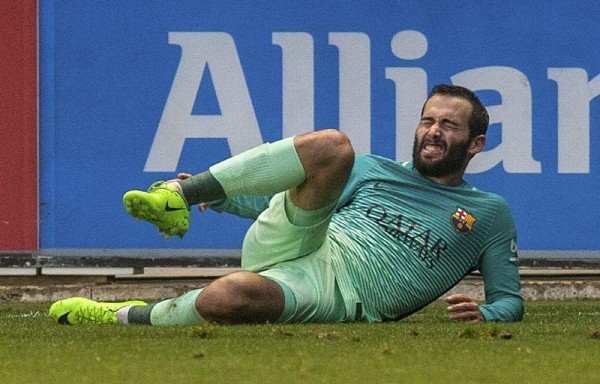 Aleix Vidal salió lesionado.