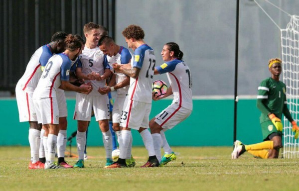 Jugadores de Estados Unidos celebran los goles.