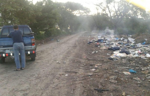 El humo cubre la zona del vertedero y las áreas aledañas