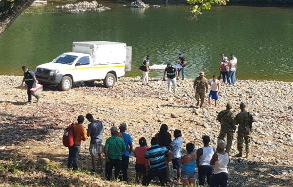 En el lugar no habían salvavidas. A esa no habían muchas personas bañándose en el río.