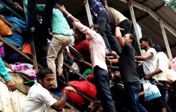 Todo ocurrió en un puente peatonal, cerca de una estación local de tren en la ciudad financiera