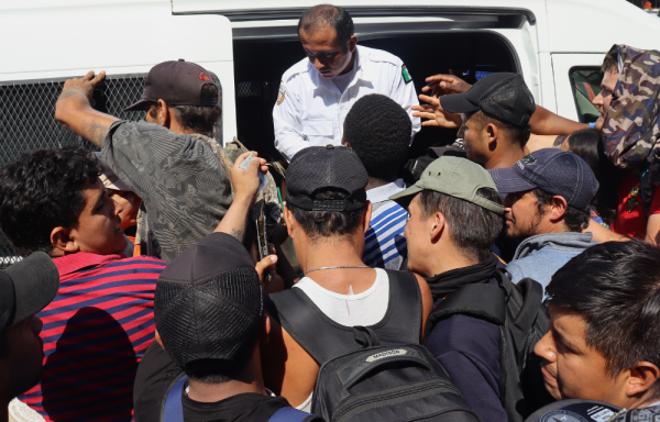 México halla a 343 migrantes abandonados en un tráiler en el oriente del país