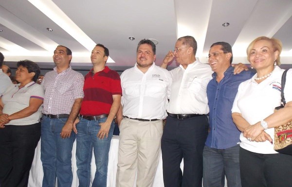 Nuevo Secretario General del PRD, Carlos Pérez Herrera, junto a miembros del CEN.