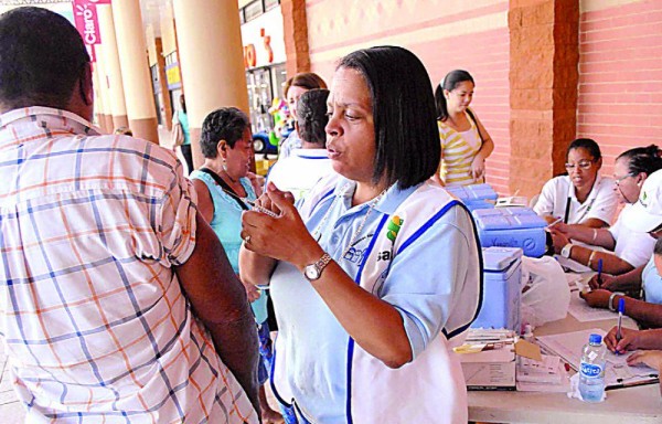 Vacuna se aplicaría a personas que se enfermaron por dengue alguna vez en su vida.