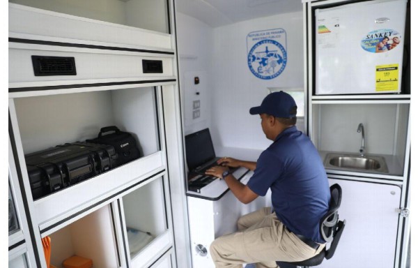 Lavamanos, una laptop y cajas con dispositivos son parte del nuevo equipo.