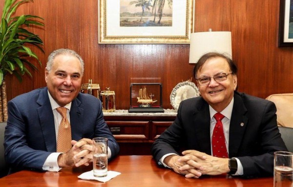 Lewis (izq.) y el ministro saliente Roy.