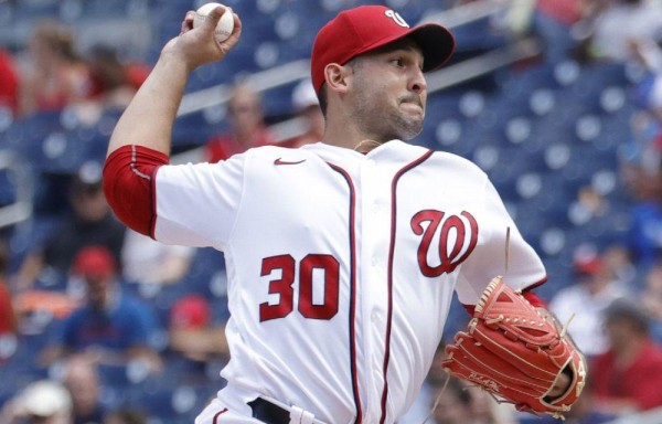 Paolo Espino listo para subir a la lomita.