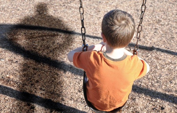 ¡Depravado! Le enseñó sus genitales a un niño en un baño de un supermercado