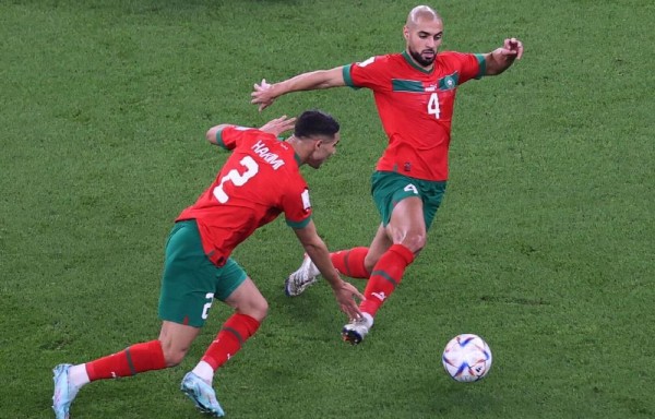 Achraf Hakimi (L) and Sofyan Amrabat de Marruecos.