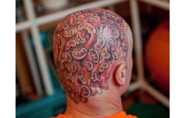 Se tatuó 60 frijoles por una buena causa