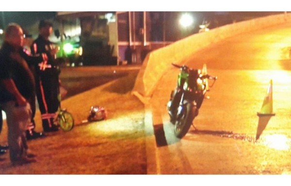 La moto que manejaba la víctima quedó a varios metros.