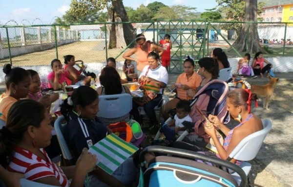 Dicta los talleres, en parques o en algún centro social del distrito.