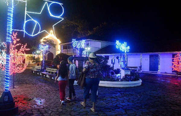 Hasta los parques de la capital fueron alumbrados con luces navideñas.