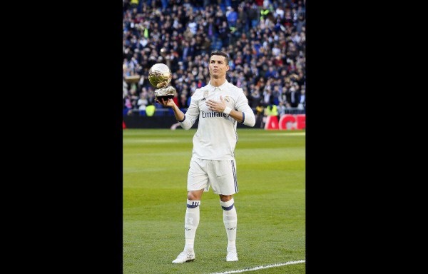 Cristiano Ronaldo presentó su cuarto Balón de Oro.